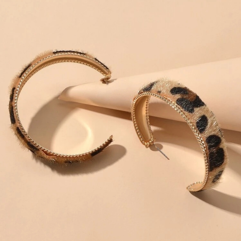 Cuff Hoop Leopard Pattern Earrings - Picture 3 of 4